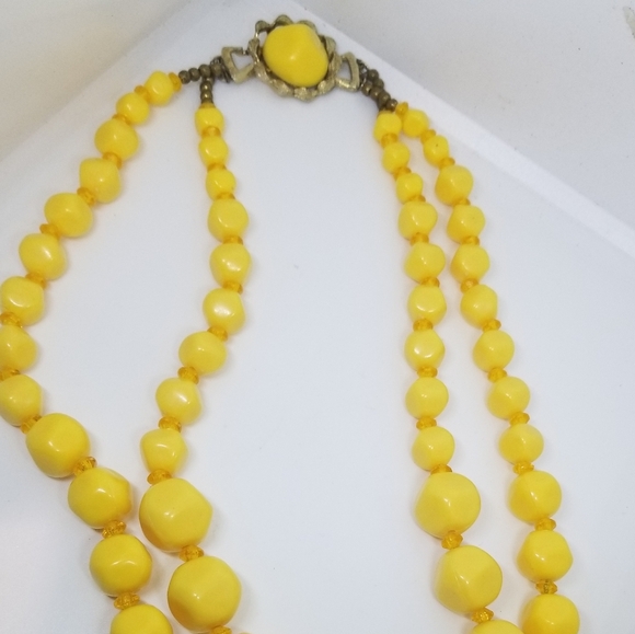 VINTAGE MID CENTURY MODERN BUTTERSCOTCH YELLOW ACRYLIC BEAD LAYERED NECKLACE - Picture 3 of 8